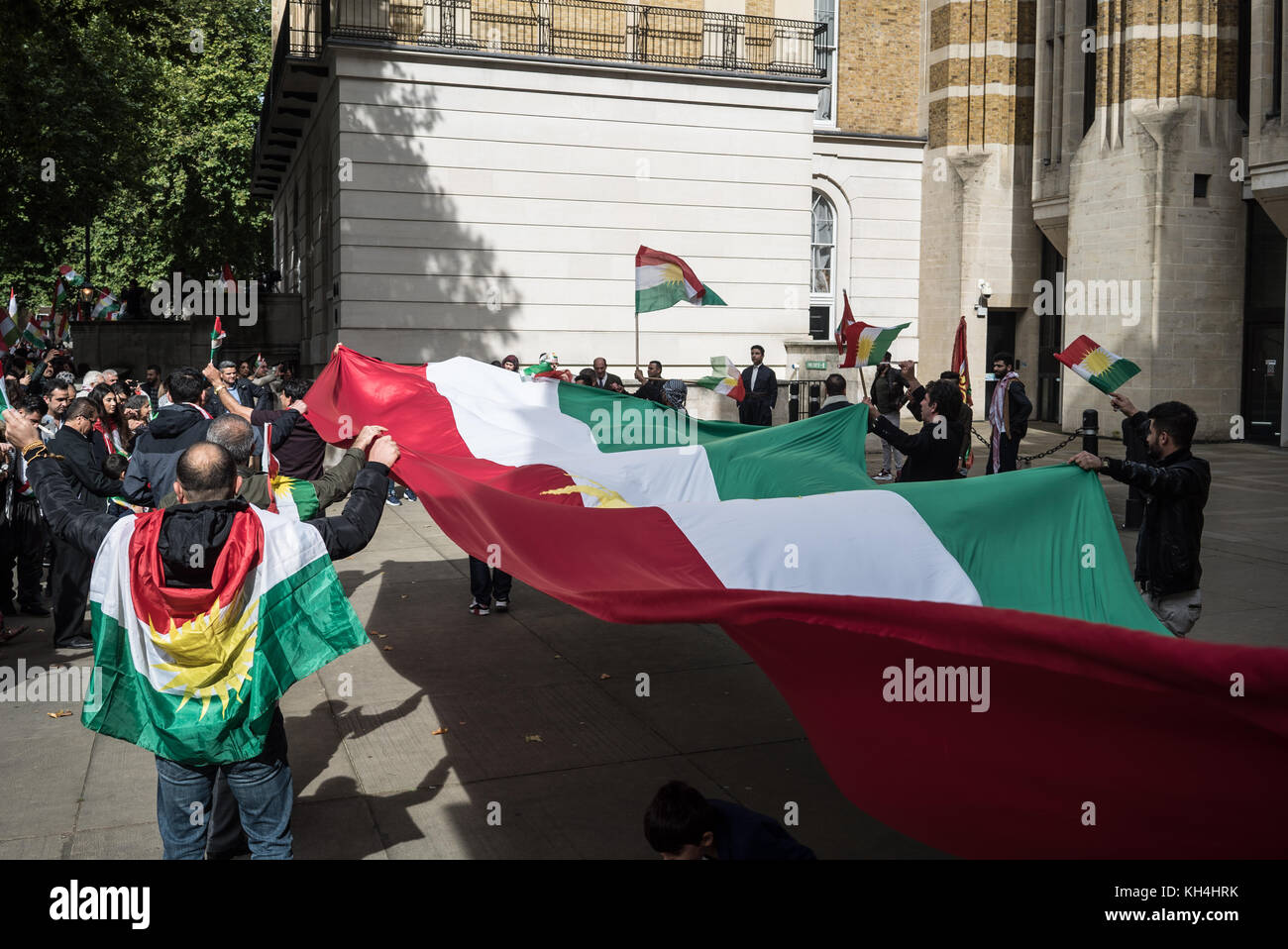 Referendum curdistano a sostegno del referendum curdistano a Londra. Curdi uomini e donne, fianco a fianco a questa celebrazione. Foto Stock