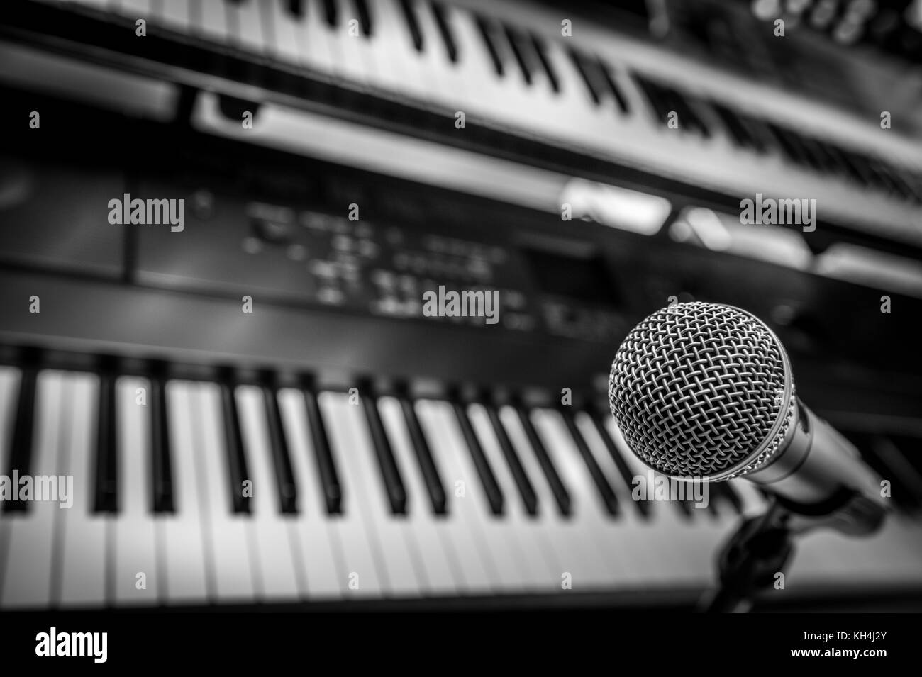 Microfono e cuffie su sporco mixer audio pannello, Francia Foto Stock