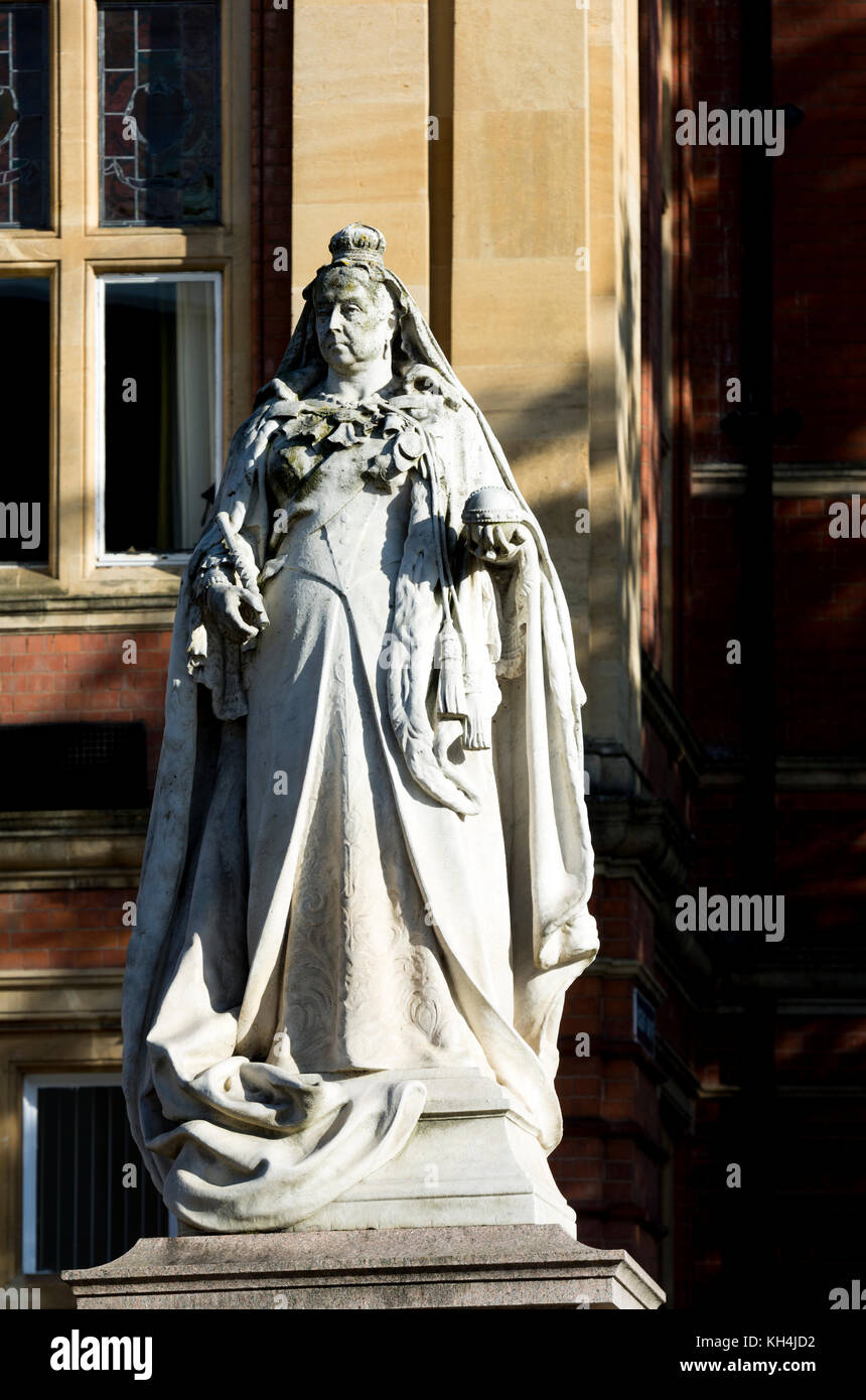 La regina Victoria statua al di fuori del Municipio, Leamington Spa Warwickshire, Inghilterra, Regno Unito Foto Stock