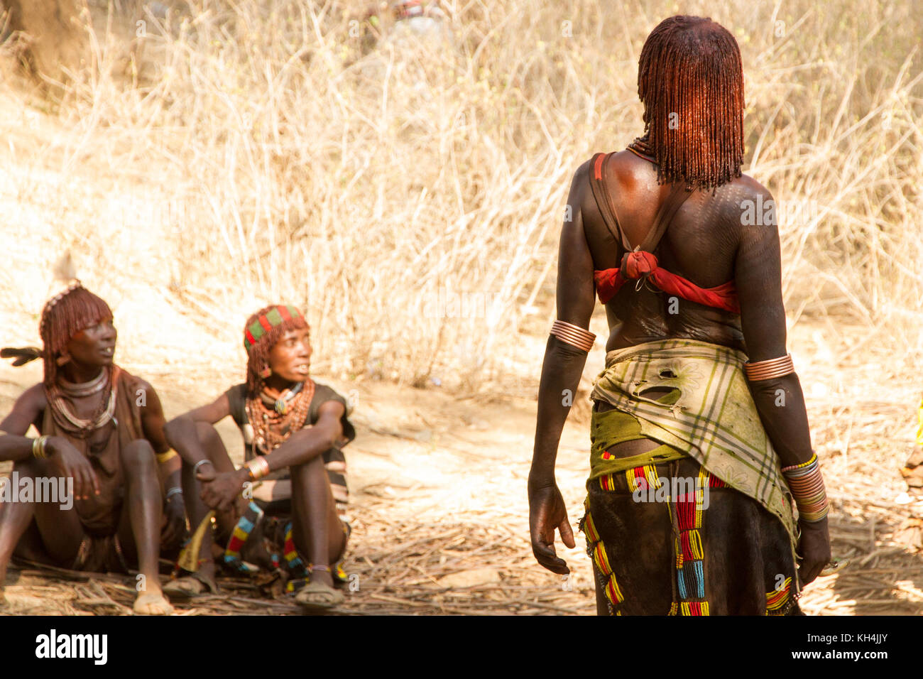 Turmi, Etiopia - 14/11/16: una donna da hamar tribù, spurgo e mostrando pesante a spaventare dal rituale fustigazione Foto Stock