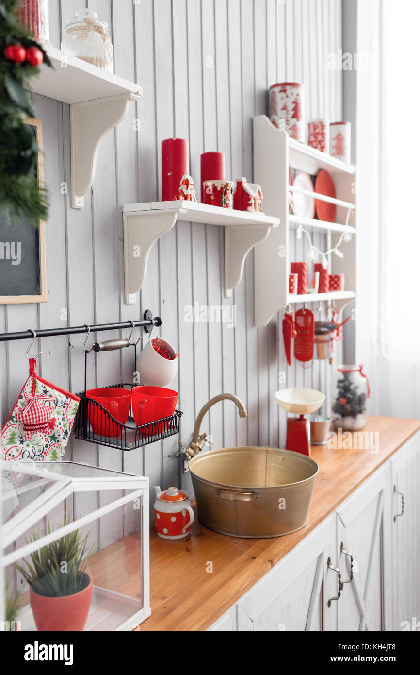 Ripiani con piatti. luce interna cucina grigio e rosso decorazioni di  Natale. preparare il pranzo a casa sul concetto di cucina Foto stock - Alamy