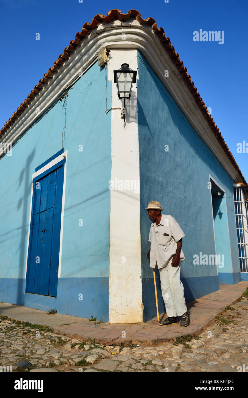 TRINIDAD, CUBA - 7 NOVEMBRE 2016: Abitante della città che si reca a piedi lungo le strade di pietra della città Foto Stock