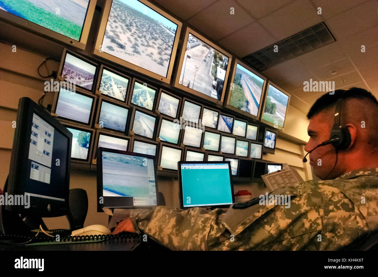 US-Messico frontiera internazionale dipartimento Comunicazioni di Yuma Pattuglia di Confine monitoraggio settoriale il confine lungo Arizona e California come parte di operazione Jump Start (2006-2008). Vedere ulteriori informazioni qui di seguito. Foto Stock