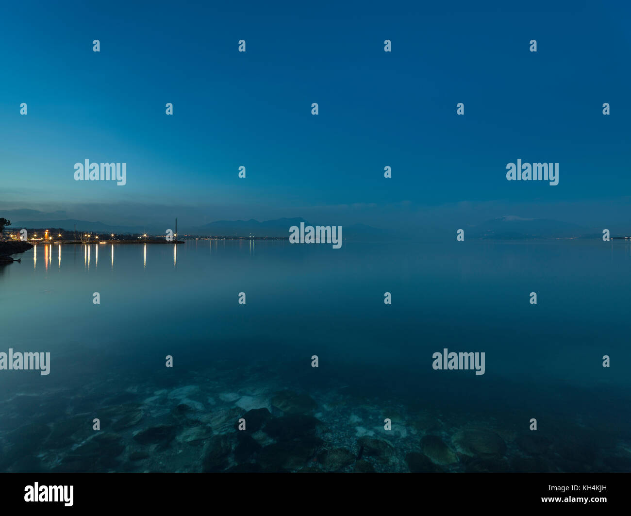 Italia del nord, lo splendido lago, magica bellezza, relax, panorama, orizzontale, una lunga esposizione, di riposo e di meditazione, garda Foto Stock