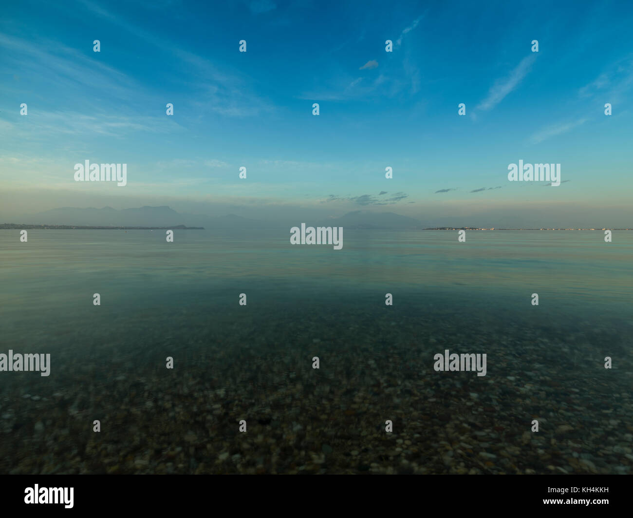 Italia del nord, lo splendido lago, magica bellezza, relax, panorama, orizzontale, una lunga esposizione, di riposo e di meditazione, garda Foto Stock