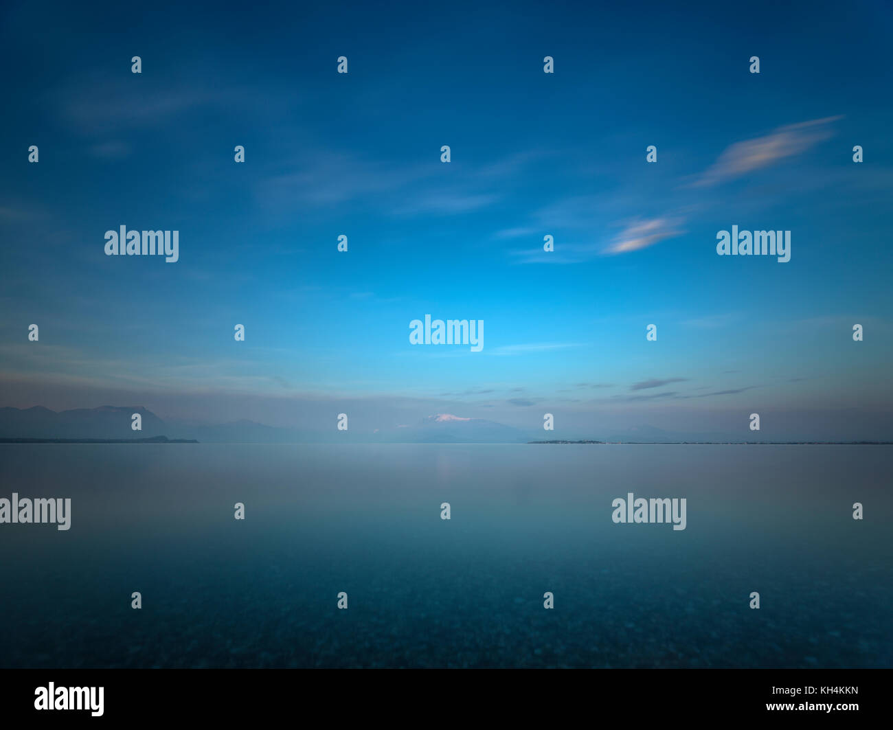 Italia del nord, lo splendido lago, magica bellezza, relax, panorama, orizzontale, una lunga esposizione, di riposo e di meditazione, garda Foto Stock