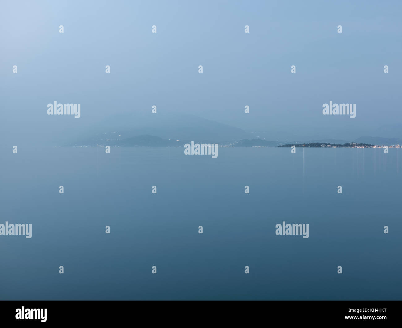 Italia del nord, lo splendido lago, magica bellezza, relax, panorama, orizzontale, una lunga esposizione, di riposo e di meditazione, garda Foto Stock