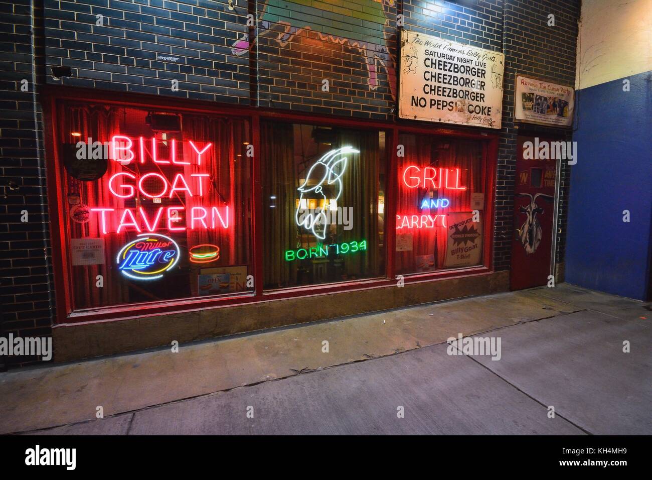 Chicago, IL - Luglio 15, 2017: famosa scena downtown Chicago. L'iconico Caprone Taverna segno accoglie nel buio abbassare Wacker sottopassaggio sotto. Foto Stock