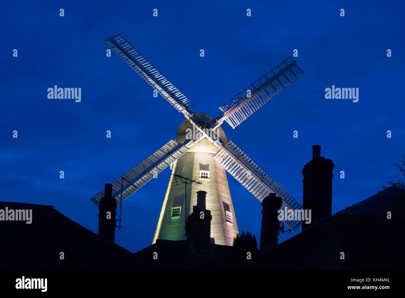 Il Grado 1 elencati Unione Mill, Cranbrook, un soprabito mulino nel Weald of Kent presi durante le ore di colore blu appena dopo il tramonto. Foto Stock