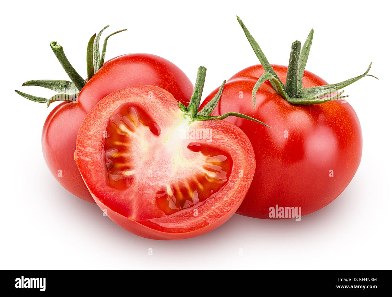 Due pomodori rossi freschi e uno tagliato a metà con foglie verdi isolati su sfondo bianco tracciato di ritaglio Foto Stock