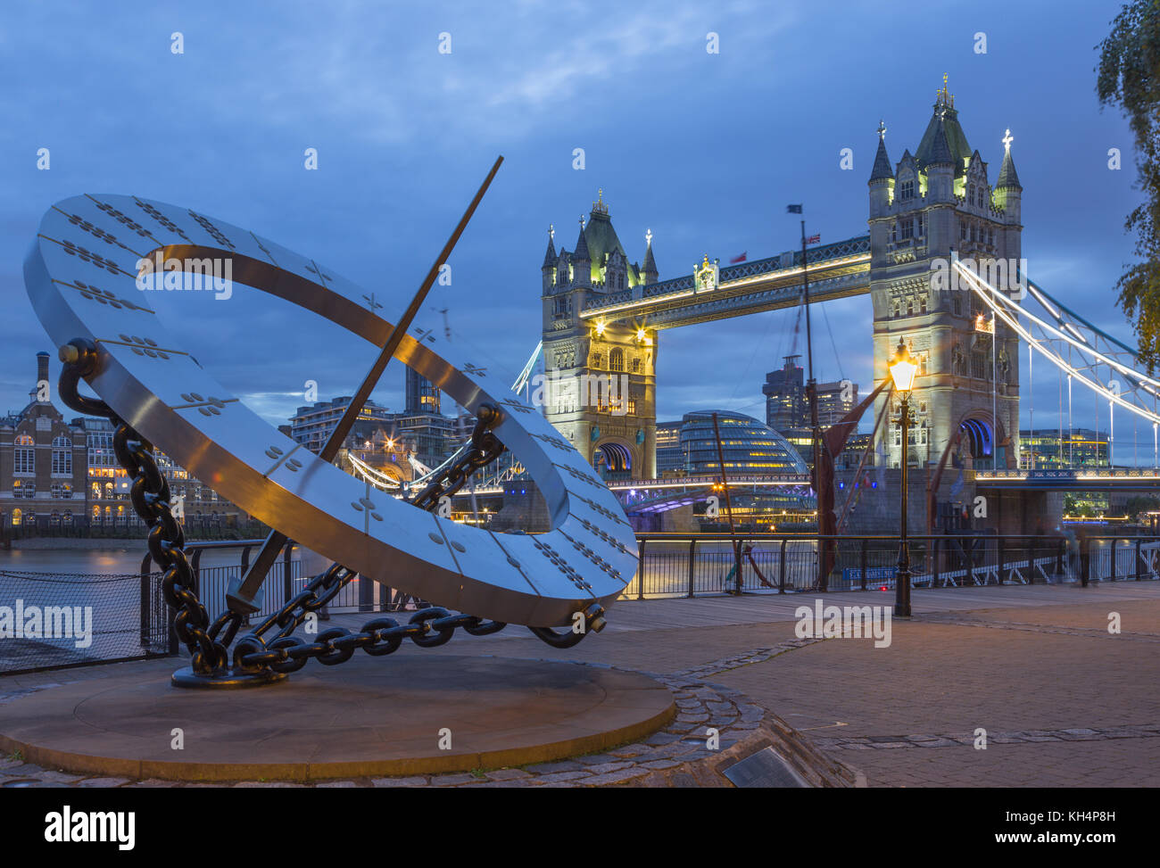 Londra, Gran Bretagna - 16 settembre 2017: la torre sposa e orologio solare sul lungo fiume nella luce del mattino. Foto Stock