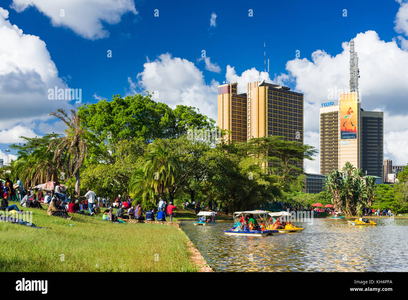 Uhuru Park in barca sul lago con peddle sulle imbarcazioni e guardare la gente dalla riva, Nairobi, Kenia Foto Stock