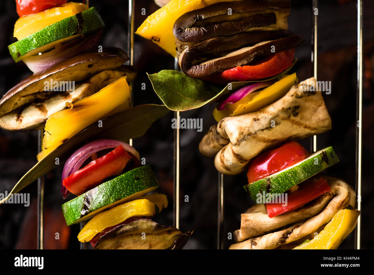 Gli spiedini di verdure per la cottura alla griglia con carbone di legna Foto Stock