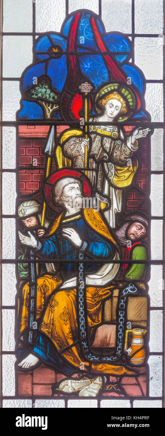 Londra, Gran Bretagna - 19 settembre 2017: la liberazione di San Pietro apostolo sul vetro macchiato in st Mary Abbot's Foto Stock