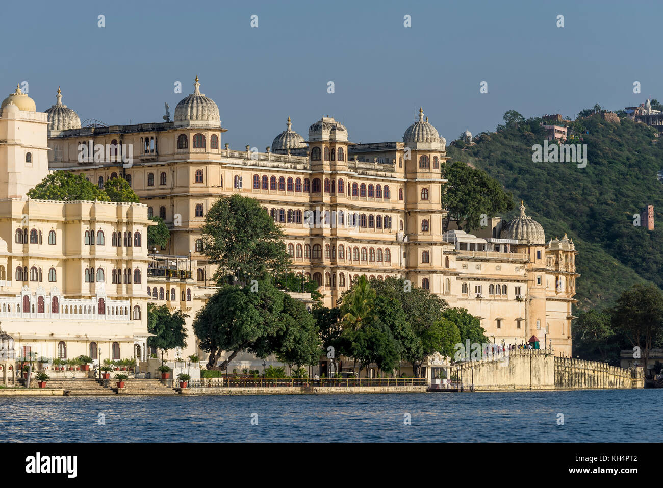 Palazzo di città dal lago Pichola, Udaipur, Rajasthan, India Foto Stock