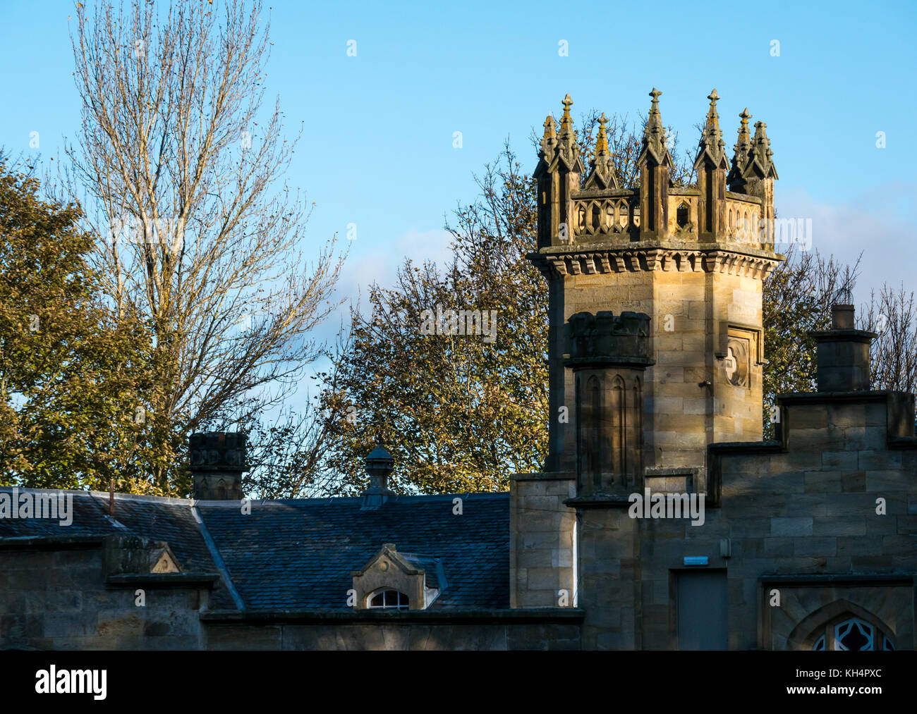 Ornato Torre Baronale Scozzese stile vittoriano blocco stabile, Vogrie Country Park, Midlothian, Scotland, Regno Unito ora Vogrie Brownie House ragazza Centro di Guida Foto Stock