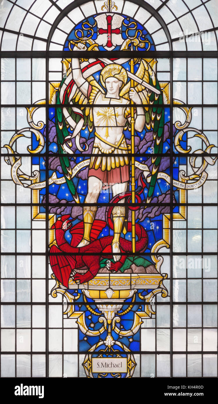 Londra, Gran Bretagna - 14 settembre 2017: San Michele Arcangelo sul vetro macchiato nella chiesa St Lawrence jewry da Christopher webb Foto Stock