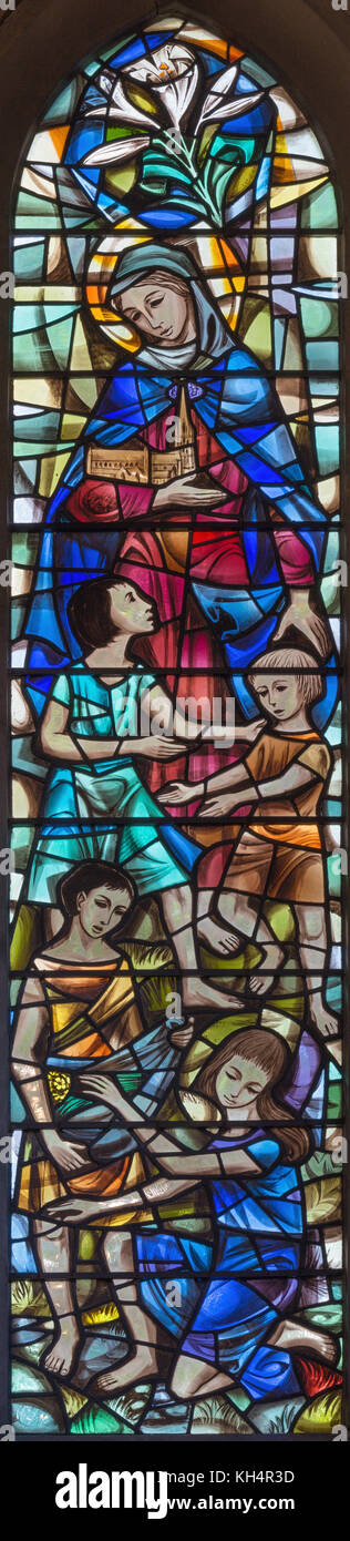 Londra, Gran Bretagna - 19 settembre 2017: la vergine Maria e i bambini sul vetro macchiato nella cappella di Santa Maria dell'abate chiesa Foto Stock