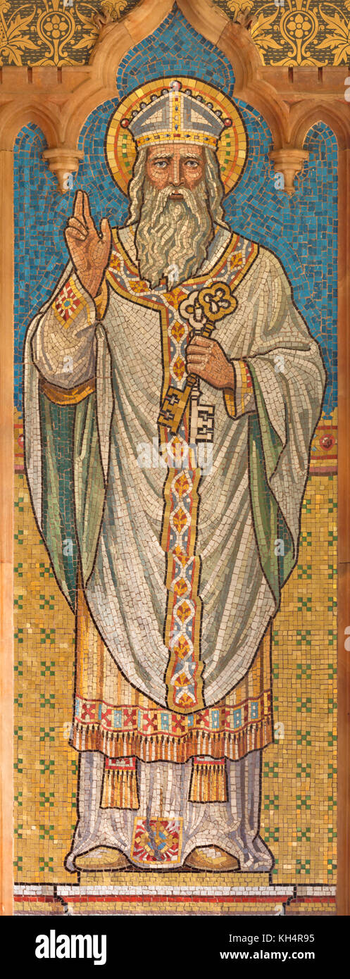 Londra, Gran Bretagna - 19 settembre 2017: il mosaico di San Pietro apostolo nella chiesa di St Stephen's rochester row di Angela tennant (1904). Foto Stock