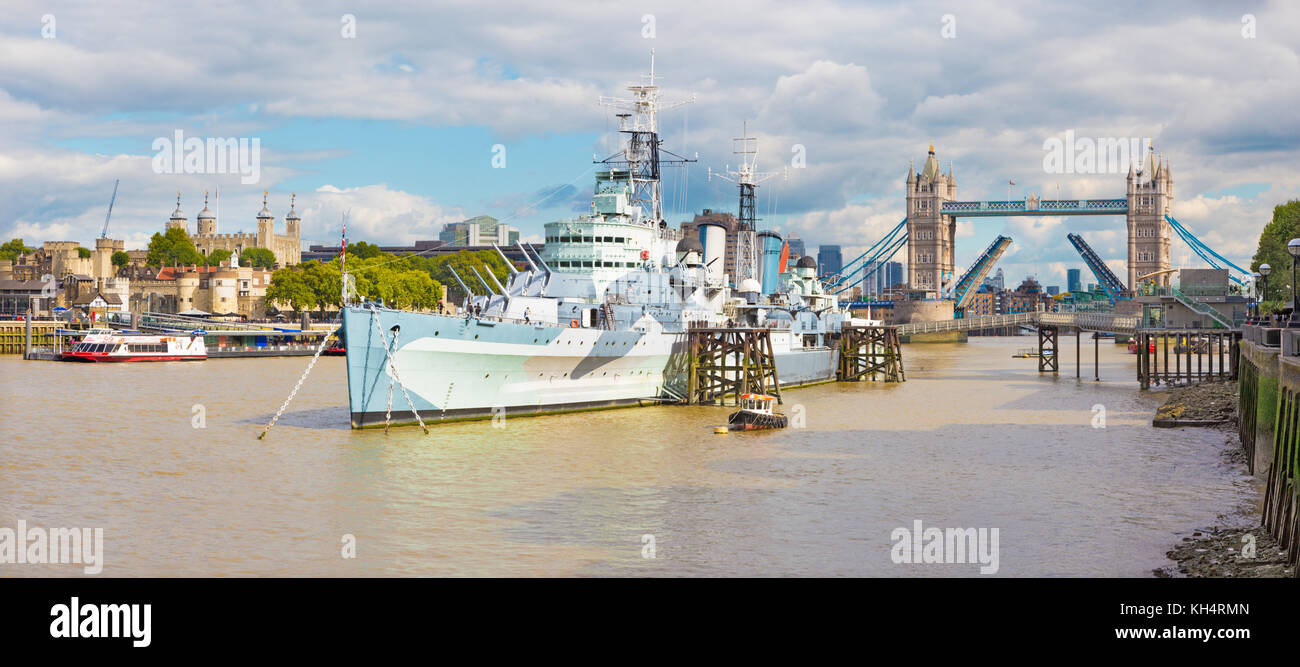 Londra, Gran Bretagna - 15 settembre 2017: il panorama del Tower Bridge e cruiser di Belfast. Foto Stock