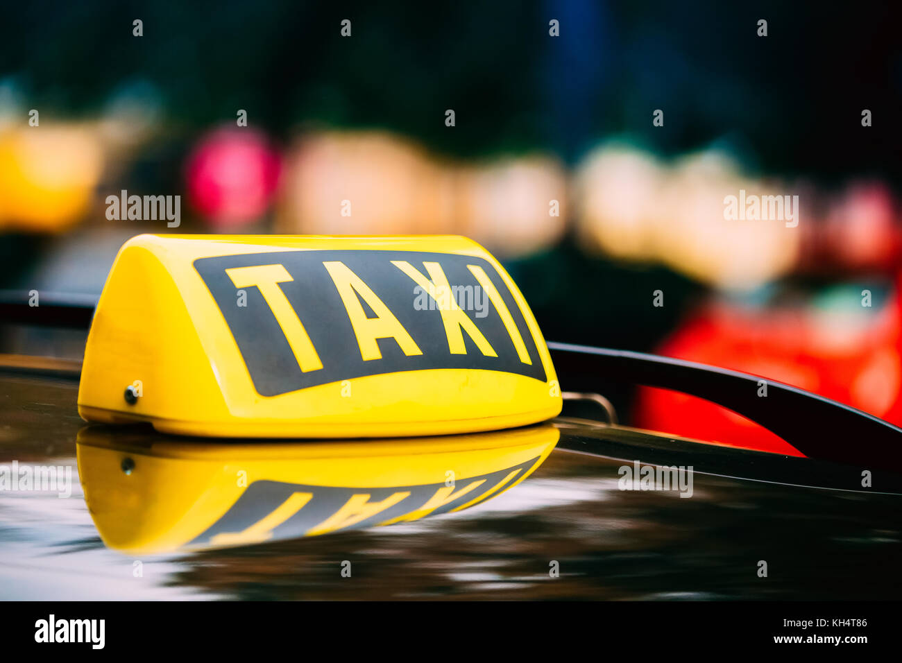 Yellow taxi segno sul tetto dell'auto. Foto Stock