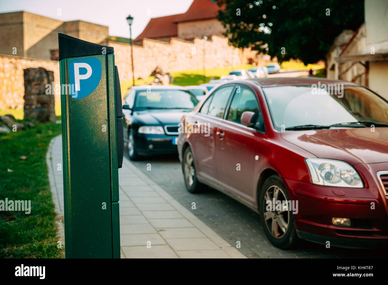 Parcheggio macchina vicino parcheggio. la macchina con il pagamento elettronico che emette un permesso di parcheggio auto Foto Stock