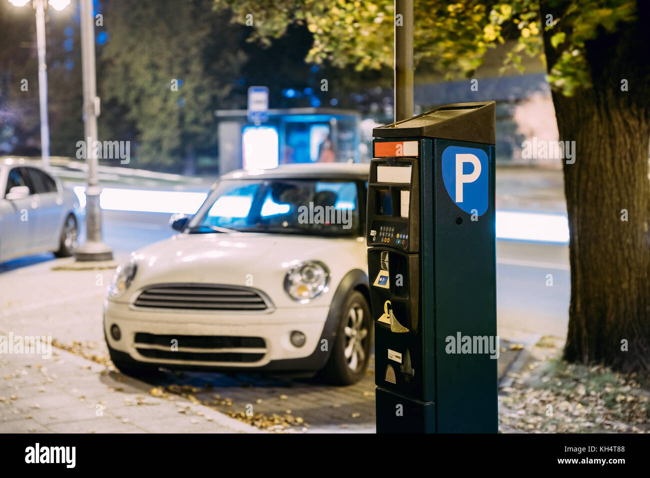 Parcheggio macchina vicino parcheggio a notte. La macchina con il pagamento elettronico che emette un permesso di parcheggio auto Foto Stock