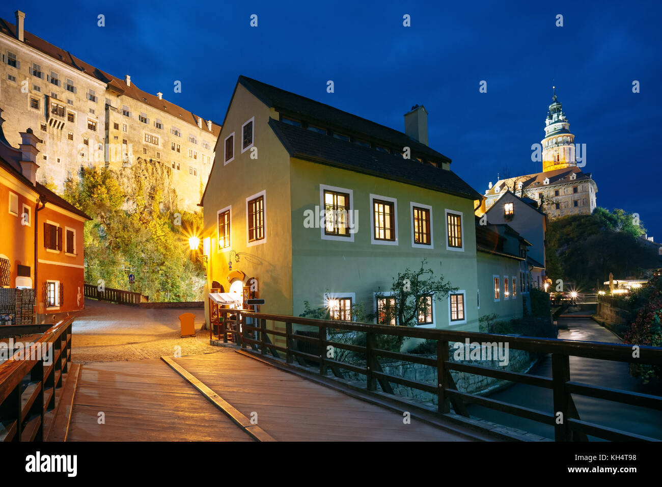 Cesky Krumlov Repubblica Ceca. splendida vista notturna di strada notte e torre di castello di Cesky Krumlov, Repubblica ceca. patrimonio mondiale dell UNESCO Foto Stock