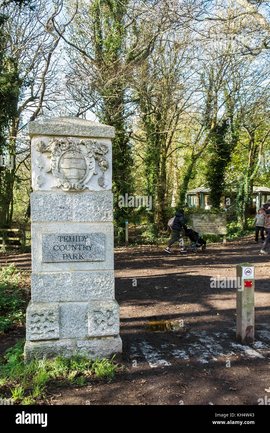 La cresta della famiglia Basset su una colonna all'ingresso Al Tehidy Country Park in Cornovaglia, Regno Unito Foto Stock