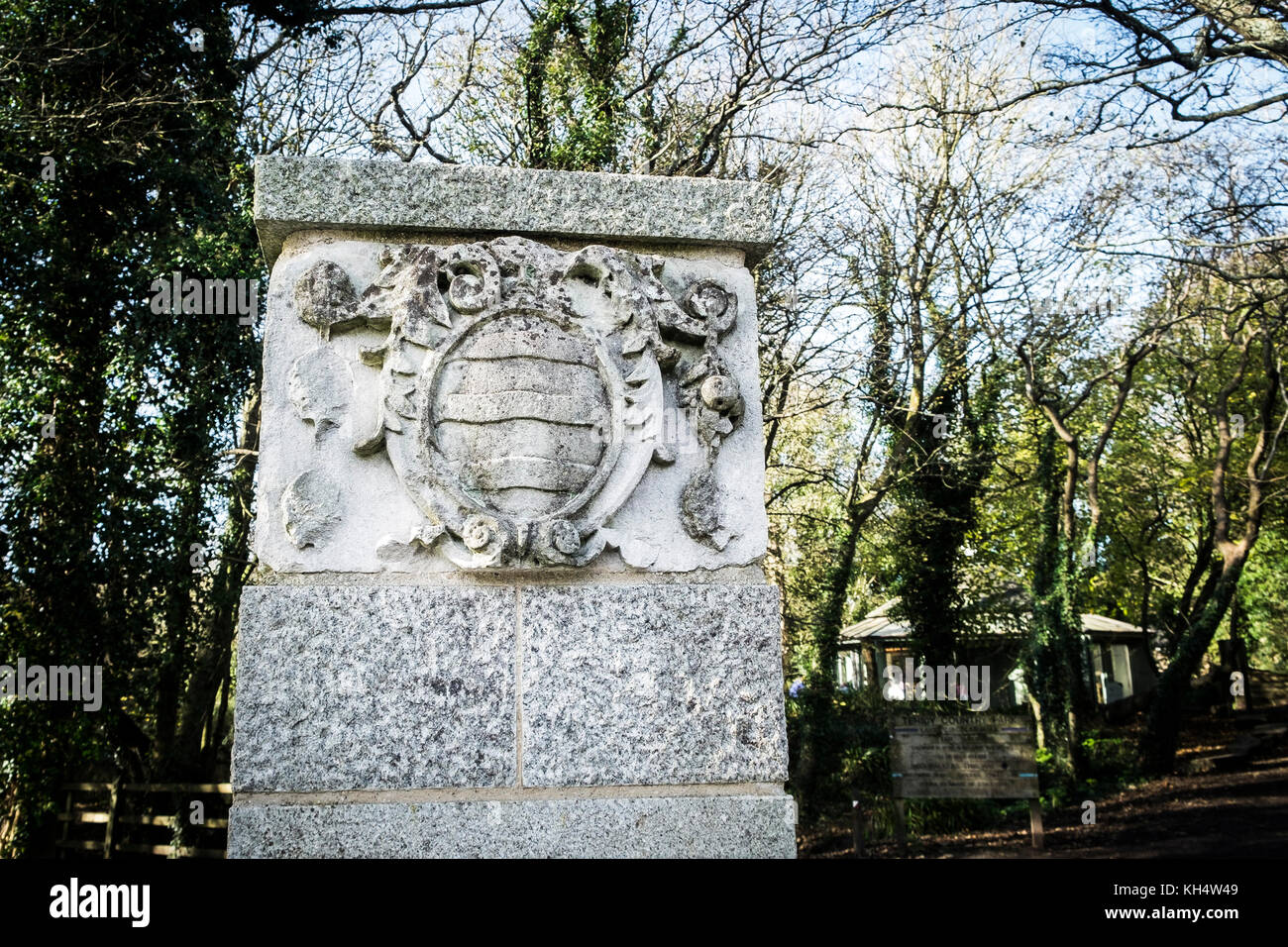 La cresta della famiglia Basset su una colonna all'ingresso Al Tehidy Country Park in Cornovaglia, Regno Unito Foto Stock