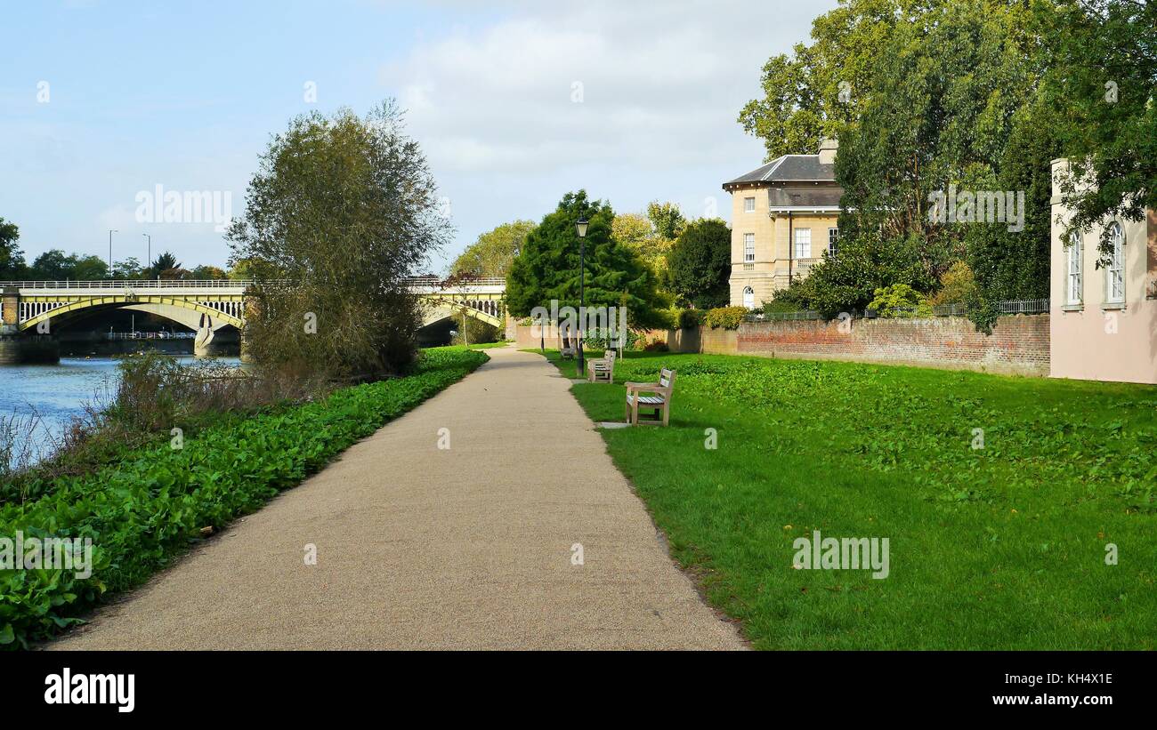 Il percorso del fiume lungo il fiume Tamigi a Richmond Surrey. Foto Stock