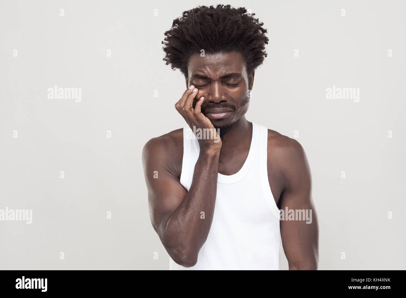 Gli occhi chiusi e grido. infelice afro uomo con i baffi souvarov, grido e dispone di depressione. interna shot Foto Stock