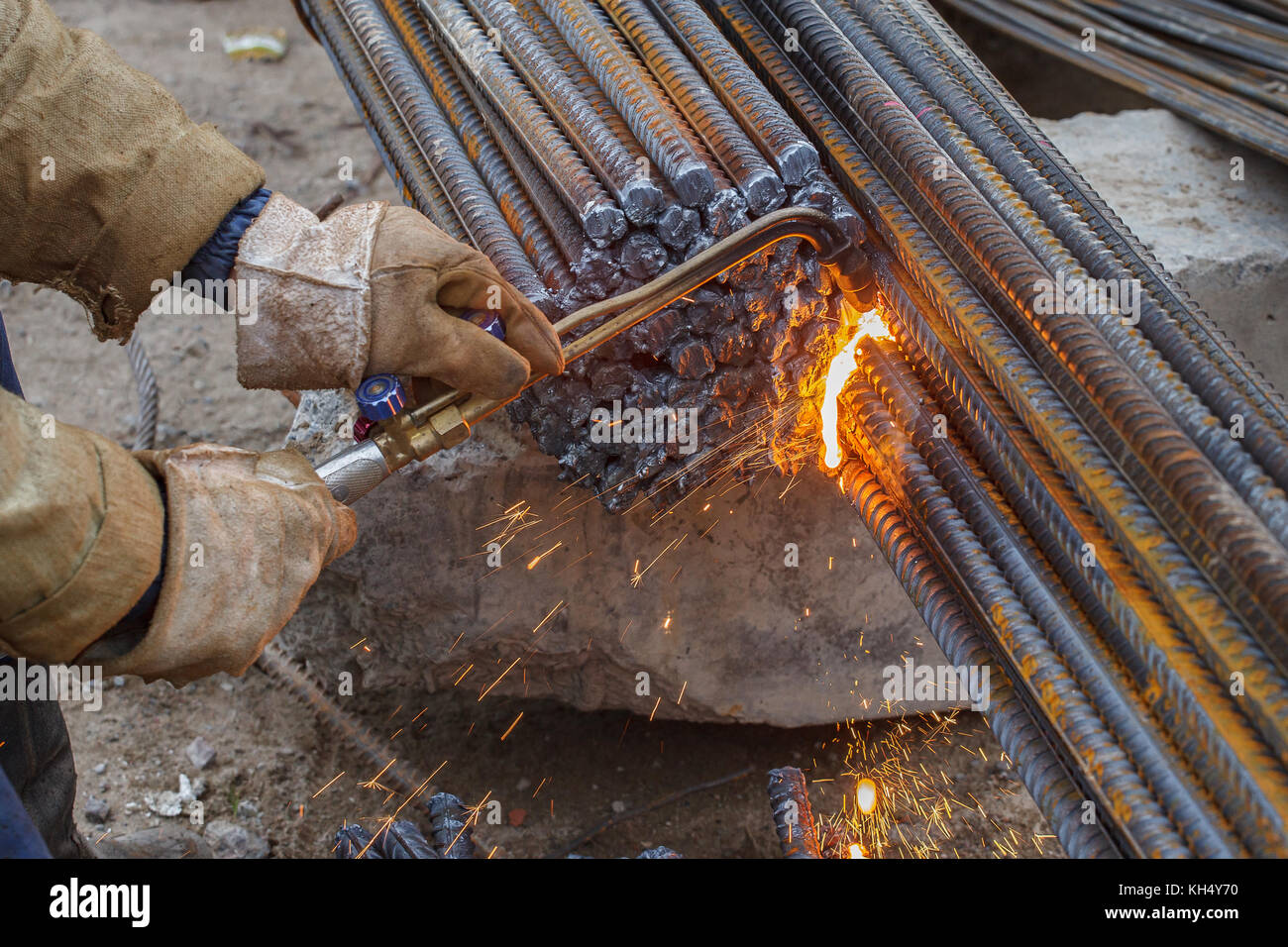 Per taglio a gas di raccordi in metallo. guanti da lavoro. scintille. Foto Stock