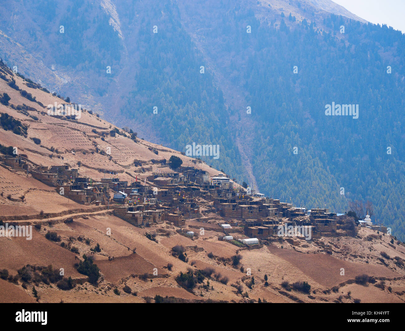 Brown case in pietra di ghyaru villaggio su una collina marrone, circuito di Annapurna trek, Nepal Foto Stock