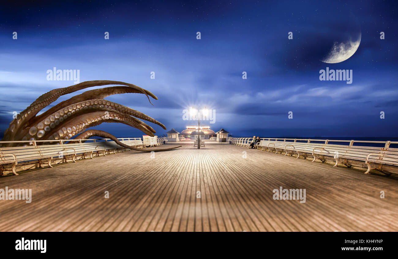 Monster octopus attaccando il molo sul mare di notte, proveniente dal mare. la luna e le stelle con un cielo blu. digital fantasy artwork. Foto Stock