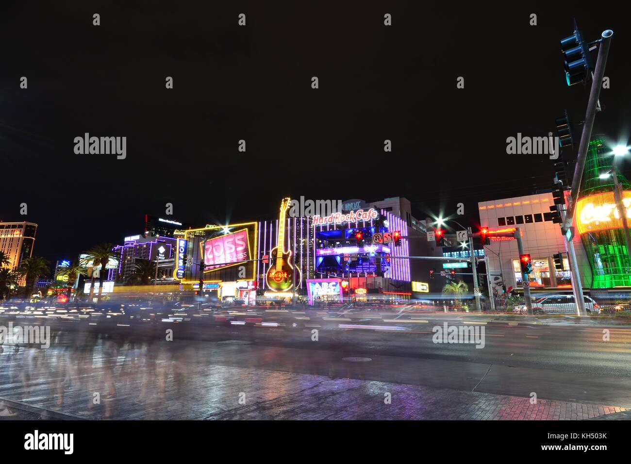 Las Vegas, Nevada - Luglio 24, 2017: vista notturna del hard rock cafe sul nastro. l'hard rock segno è incorporato in una Gibson Les Paul guitar iii in la Foto Stock