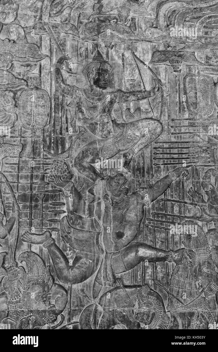 Erosi Bassorilievo scolpito le incisioni sono un record storico lungo i corridoi di Angkor Wat in Cambogia Foto Stock