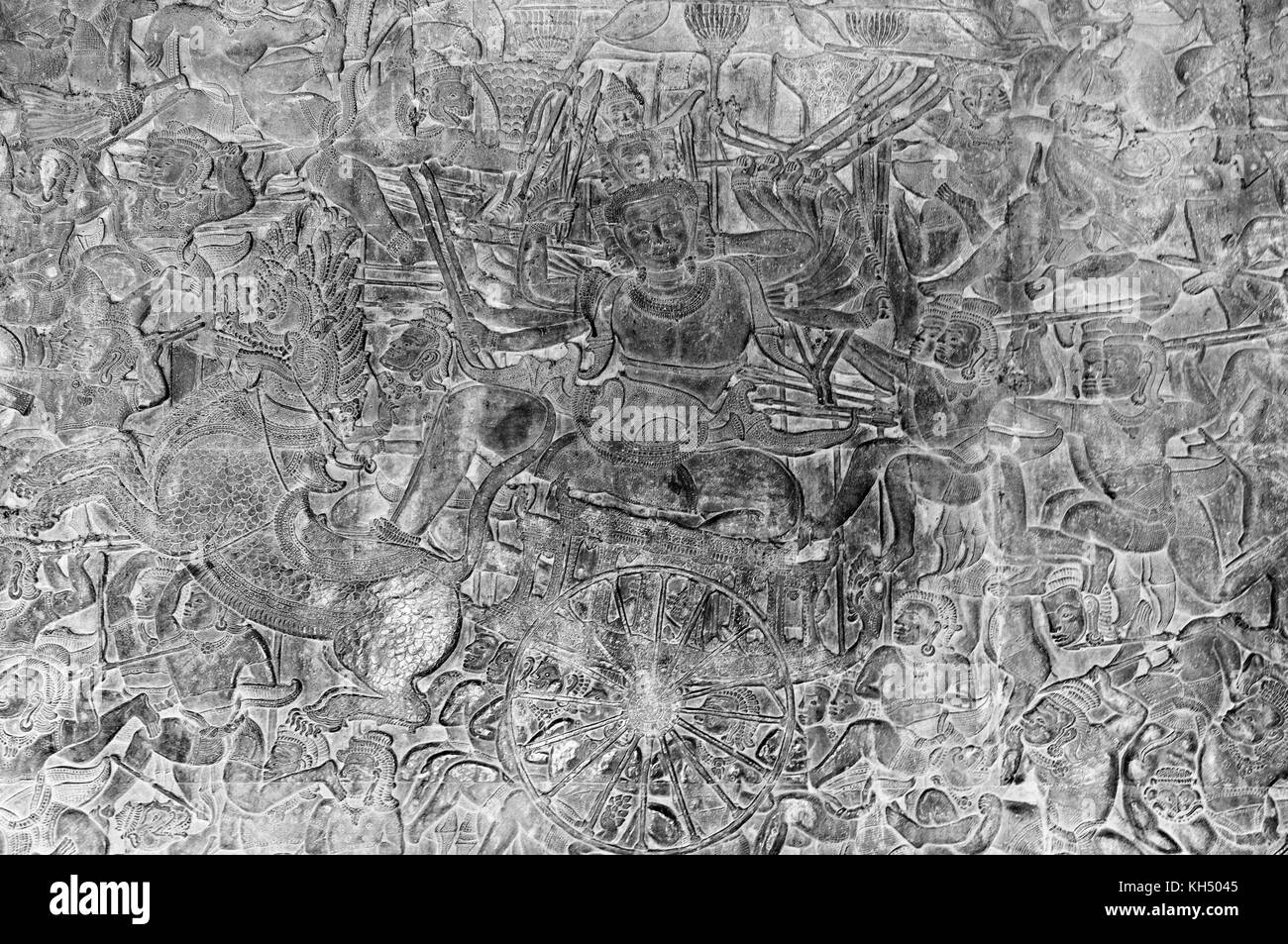 Erosi Bassorilievo scolpito le incisioni sono un record storico lungo i corridoi di Angkor Wat in Cambogia Foto Stock