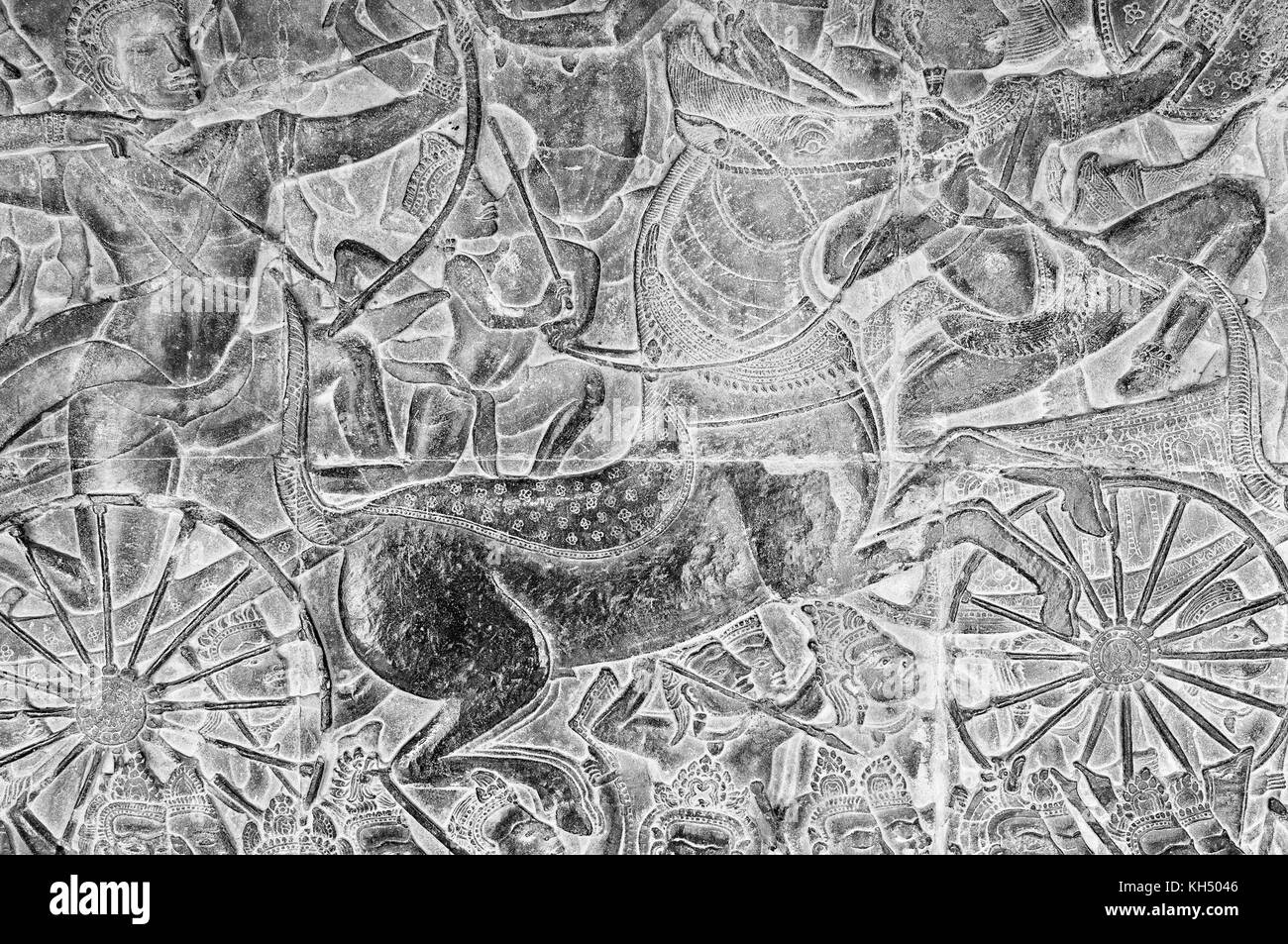 Erosi Bassorilievo scolpito le incisioni sono un record storico lungo i corridoi di Angkor Wat in Cambogia Foto Stock