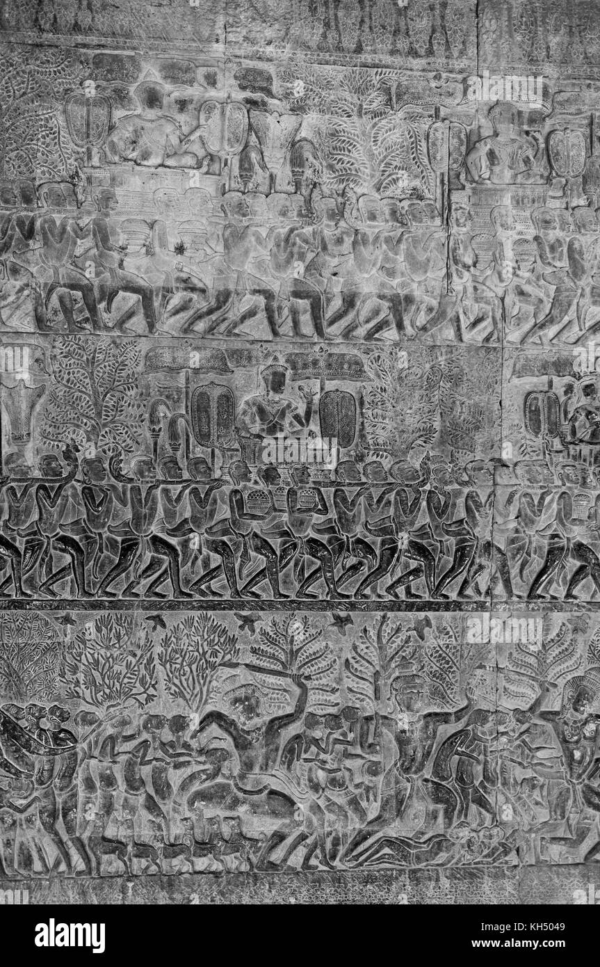 Erosi Bassorilievo scolpito le incisioni sono un record storico lungo i corridoi di Angkor Wat in Cambogia Foto Stock