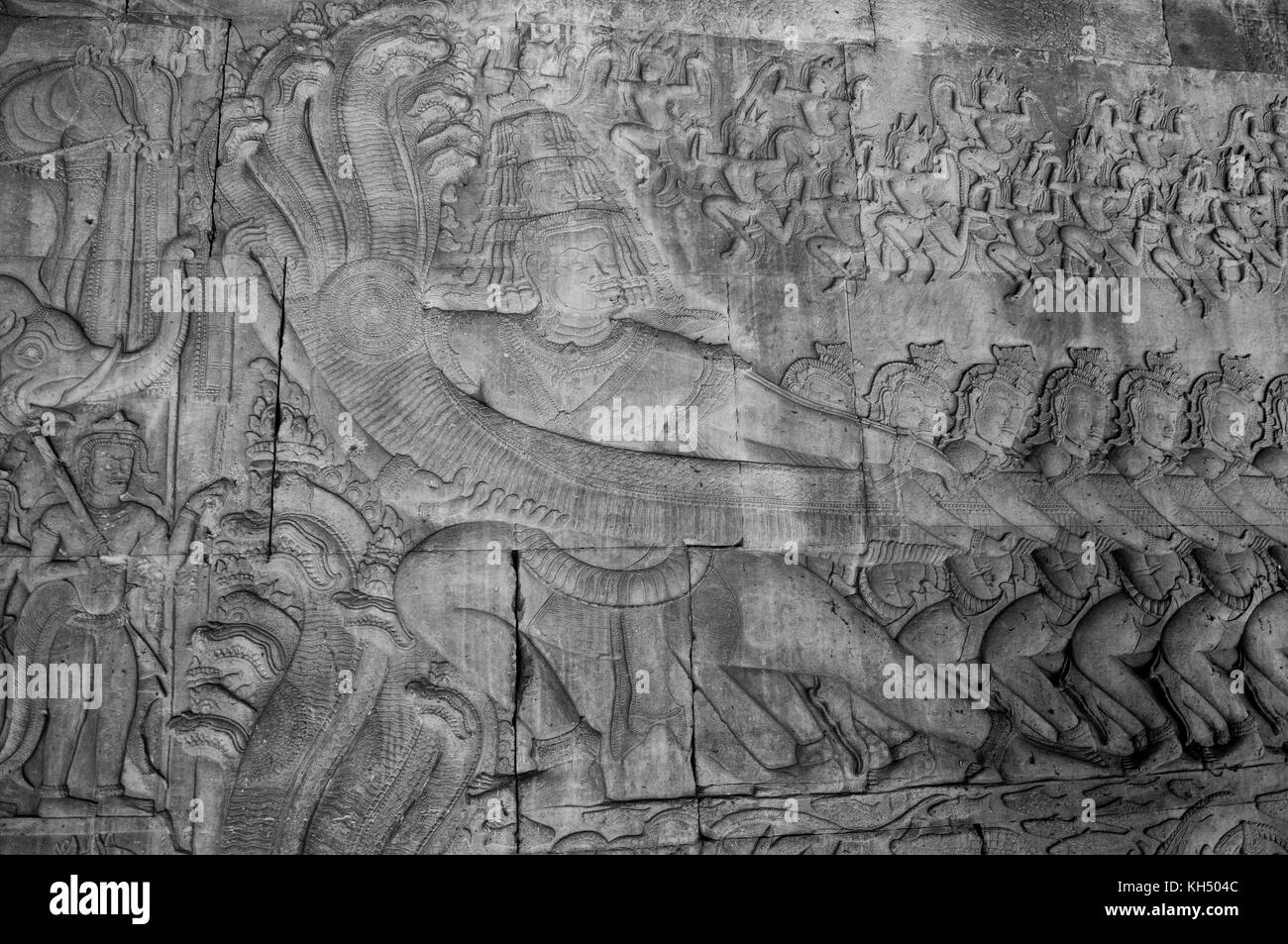 Erosi Bassorilievo scolpito le incisioni sono un record storico lungo i corridoi di Angkor Wat in Cambogia Foto Stock
