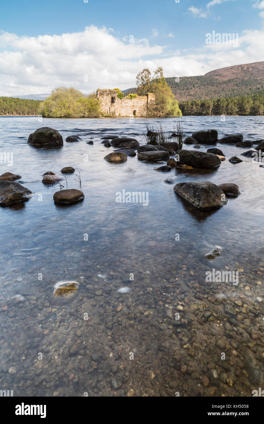 Antico castello sul Loch un Eilein nelle Highlands della Scozia. Foto Stock