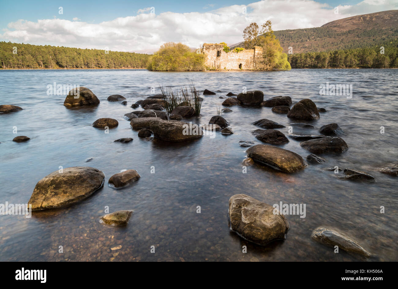 Antico castello sul Loch un Eilein nelle Highlands della Scozia. Foto Stock