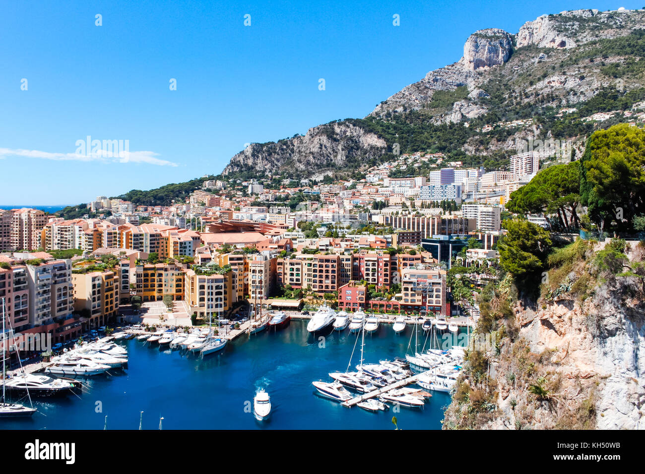 Vista della città di Monaco e di fontvieille con imbarcazione marina a Monaco la città di Monaco e di Fontvieille sono due dei quattro tradizionali quartieri di Monaco. Foto Stock