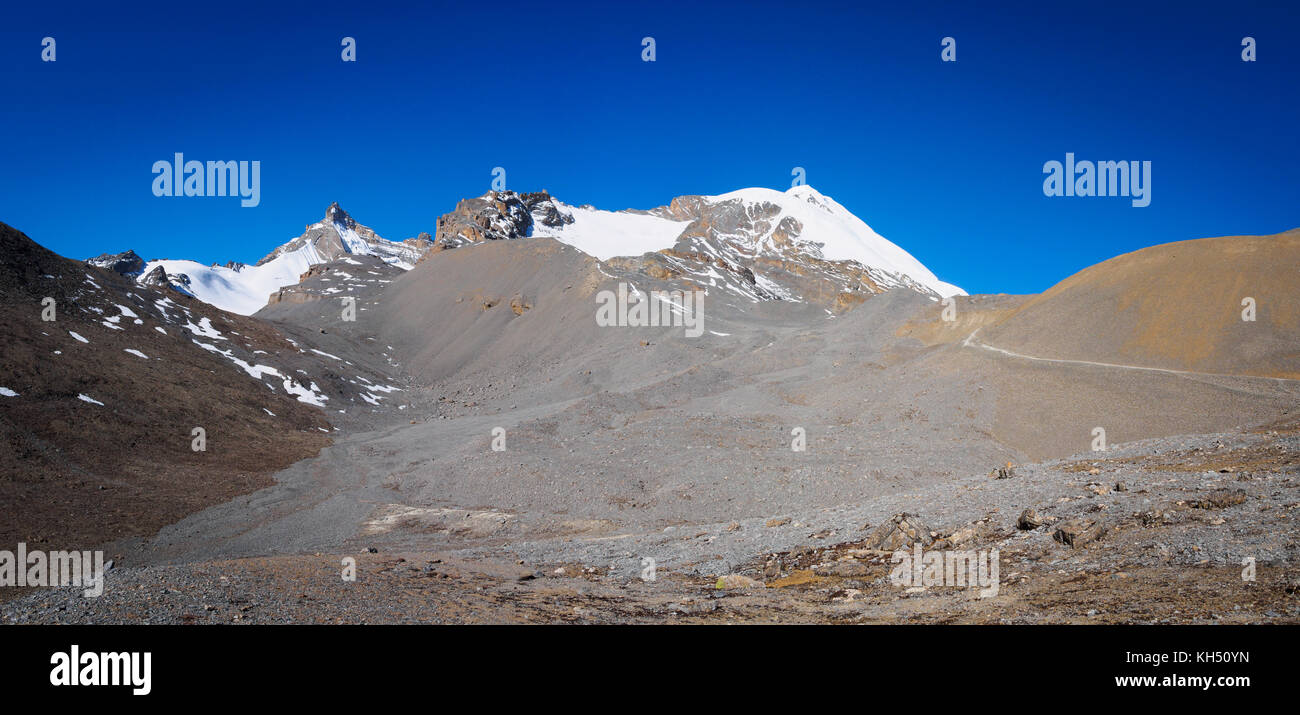Immagine panoramica del trekking attraverso sterile ad elevata altitudine del deserto Thorung La, il punto più alto del famoso circuito di Annapurna Trek in Nepal Foto Stock