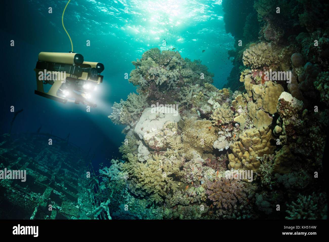 Il robot ispeziona una nave affondata in profondità sott'acqua Foto Stock Il robot ispeziona una nave affondata in profondità sott'acqua Foto Stock