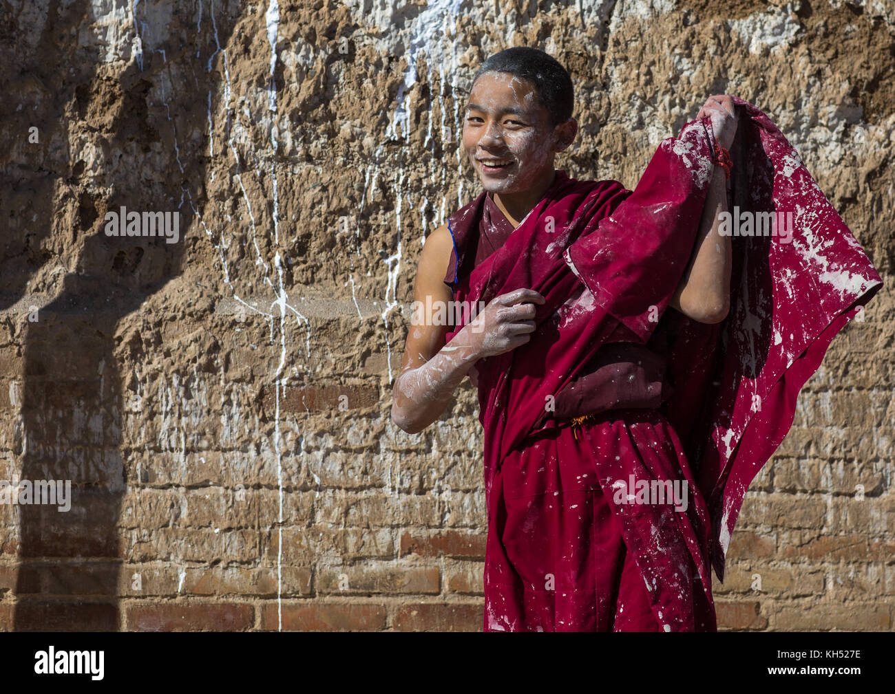 Monaco tibetano godendo di una lotta di acqua dopo il rinnovo annuale del monastero di Rongwo, Tongren County, Longwu, Cina Foto Stock