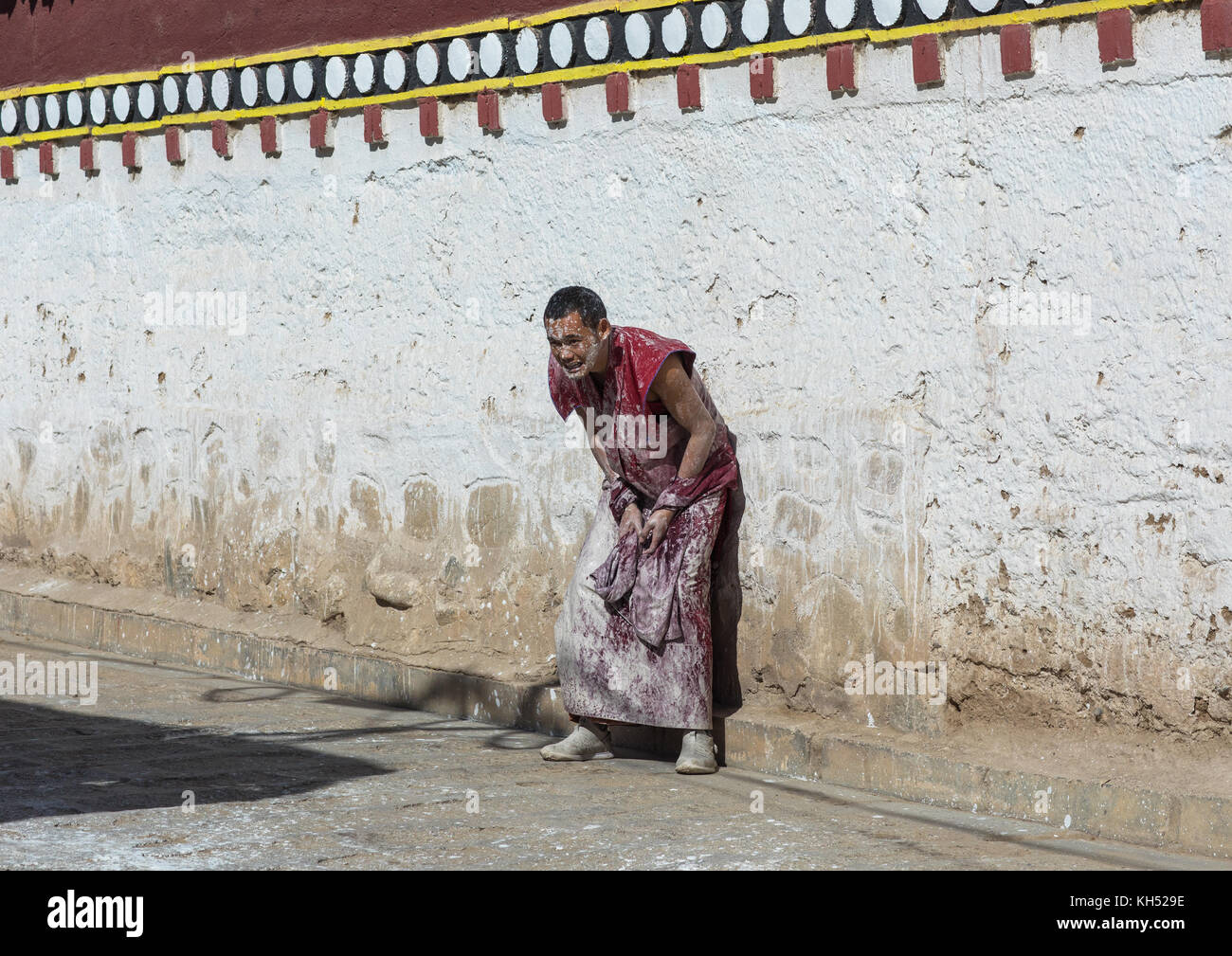 Monaci Tibetani godendo di una lotta di acqua dopo il rinnovo annuale del monastero di Rongwo, Tongren County, Longwu, Cina Foto Stock
