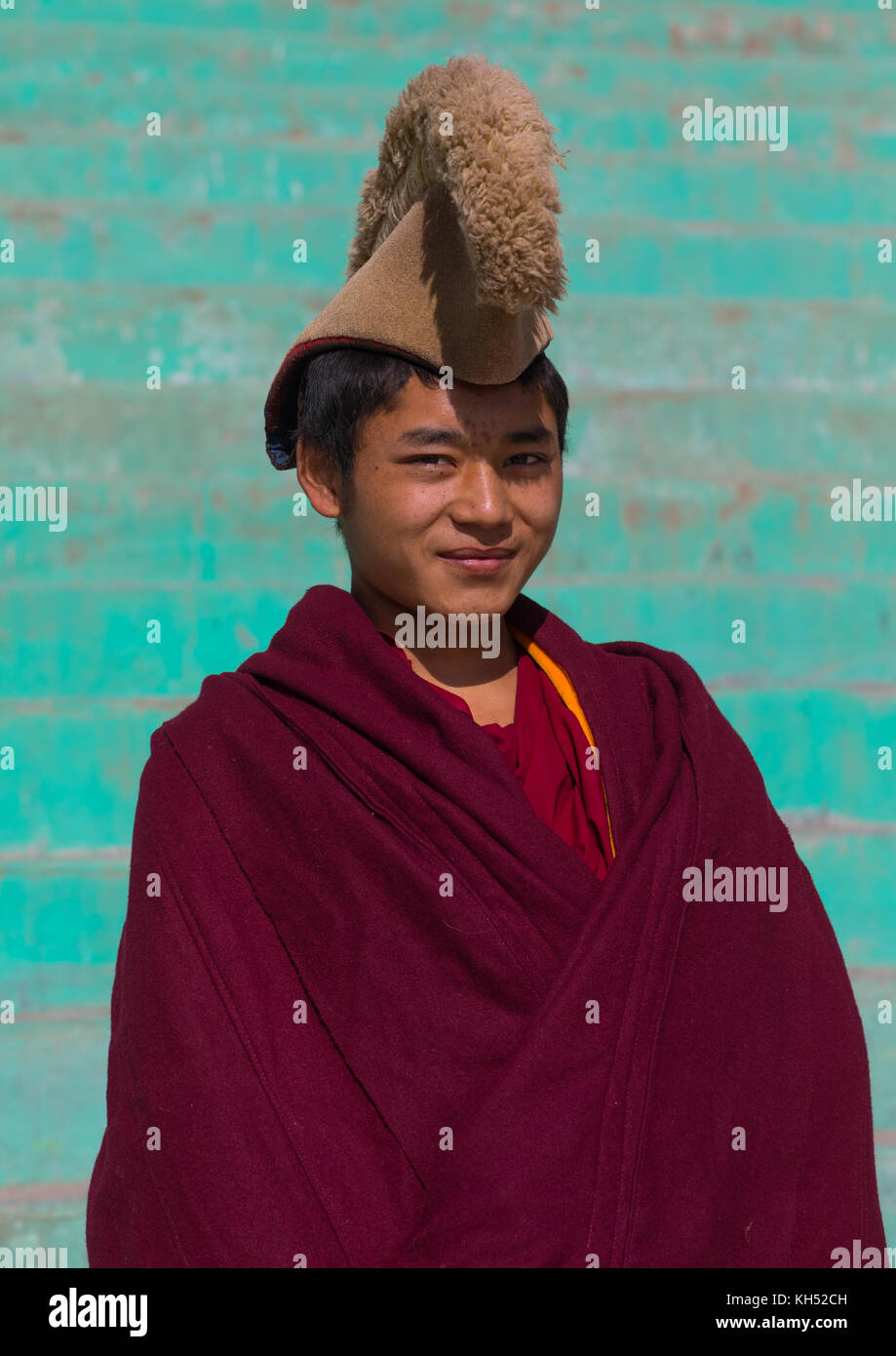 Monaco tibetano dal cappello giallo setta in monastero Bongya, Provincia di Qinghai, Mosele, Cina Foto Stock