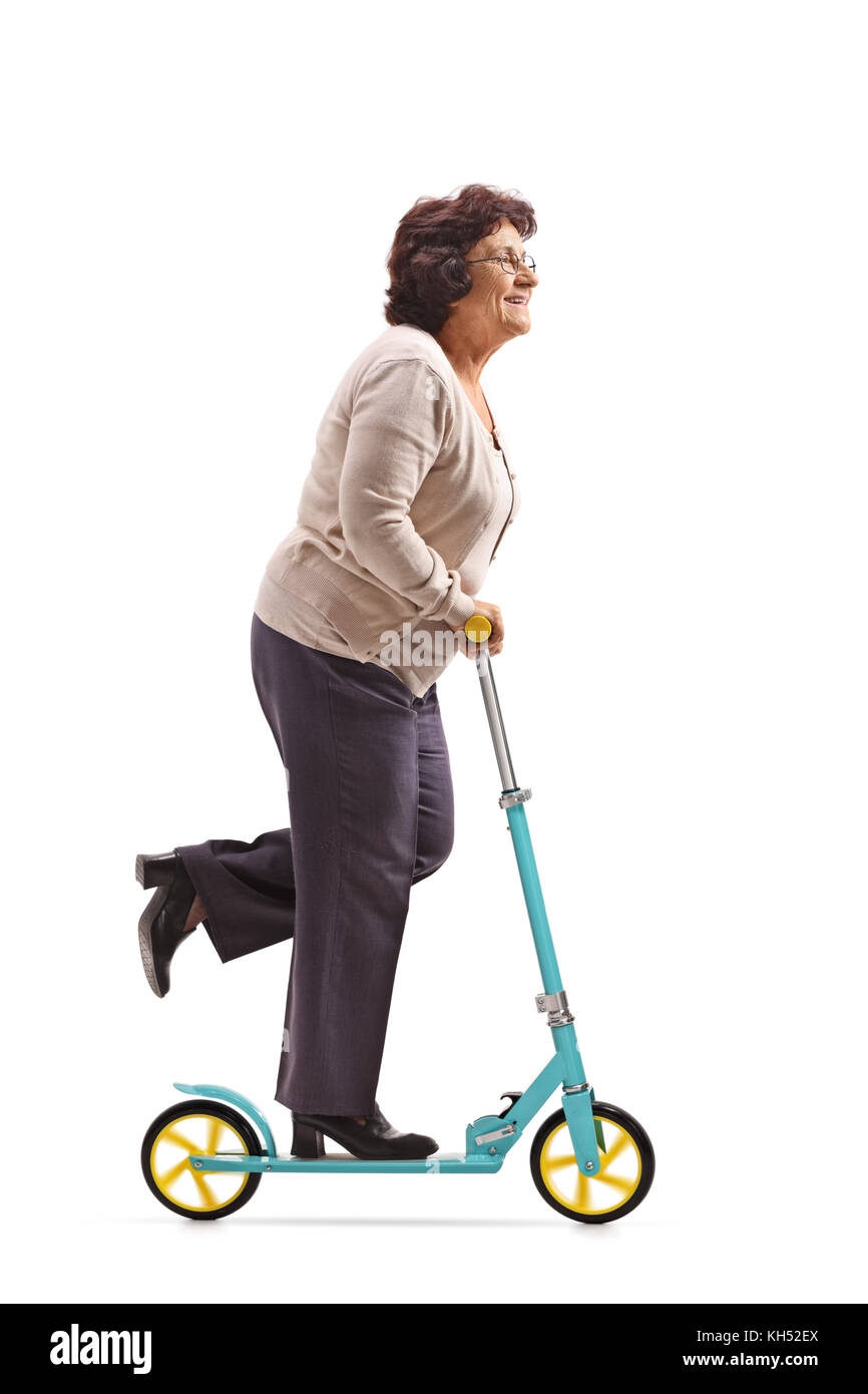 Lunghezza piena ripresa del profilo di una donna anziana in sella a un scooter isolati su sfondo bianco Foto Stock